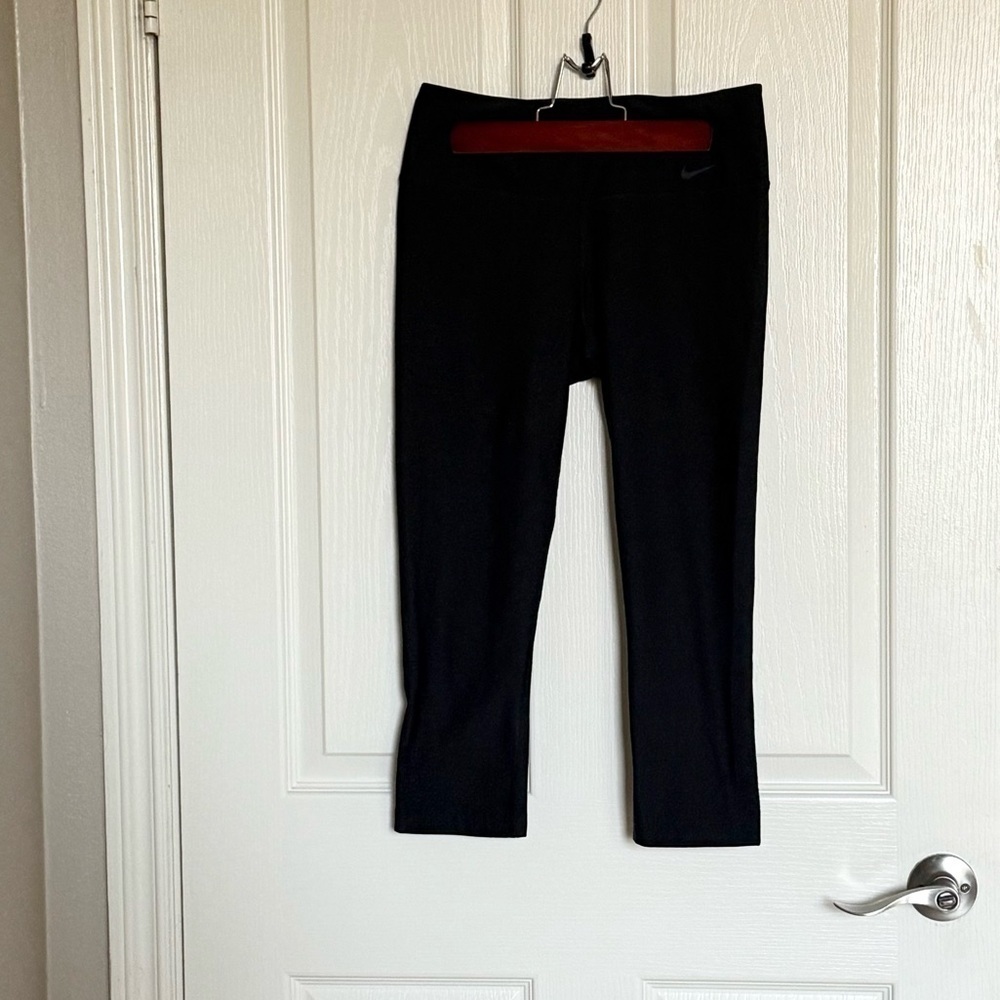 Nike: Black Crop Leggings with Form-Fitting Design - Size S